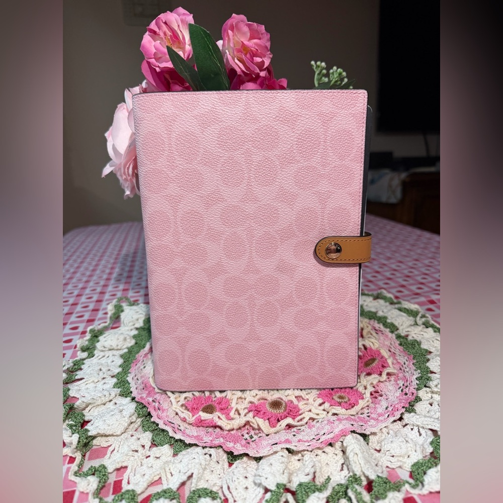 📙🩷✏️COACH POWDER PINK NOTEBOOK IN SIGNATURE CANVAS 2 PIECE BUNDLE 📙🩷✏️NWT 🩷📙✏️